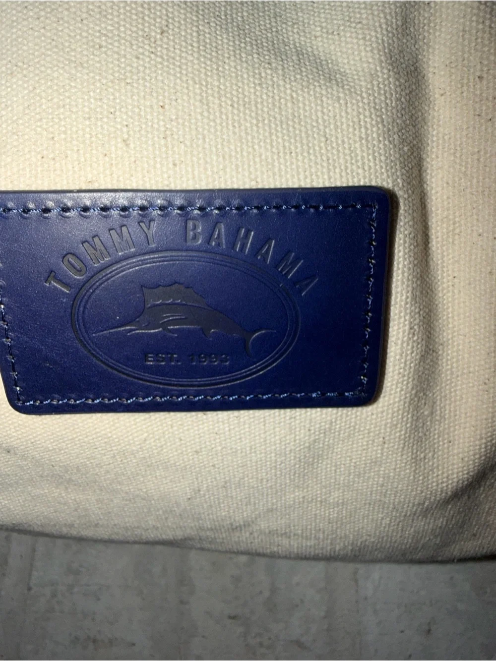 Tommy Bahama 18x 10”